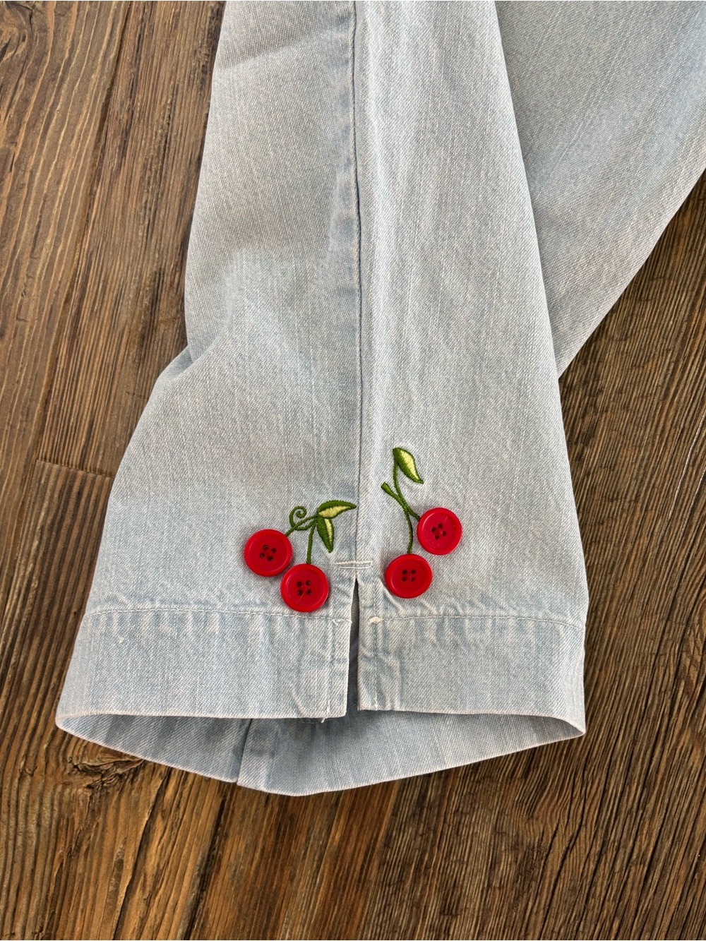 Y2K Christopher & Banks Lt Wash Denim Capris 10 Cherry Embroidered Buttons 2008 - Picture 12 of 13